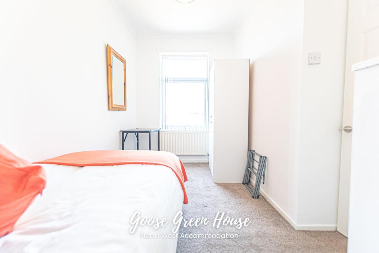 Modern 3Br House In Ince Ideal For Contractors & Long Stays Wigan Buitenkant foto